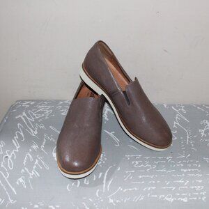 13a   NWOB LADIES SOFTWALK FLATS - 9 1/2 W